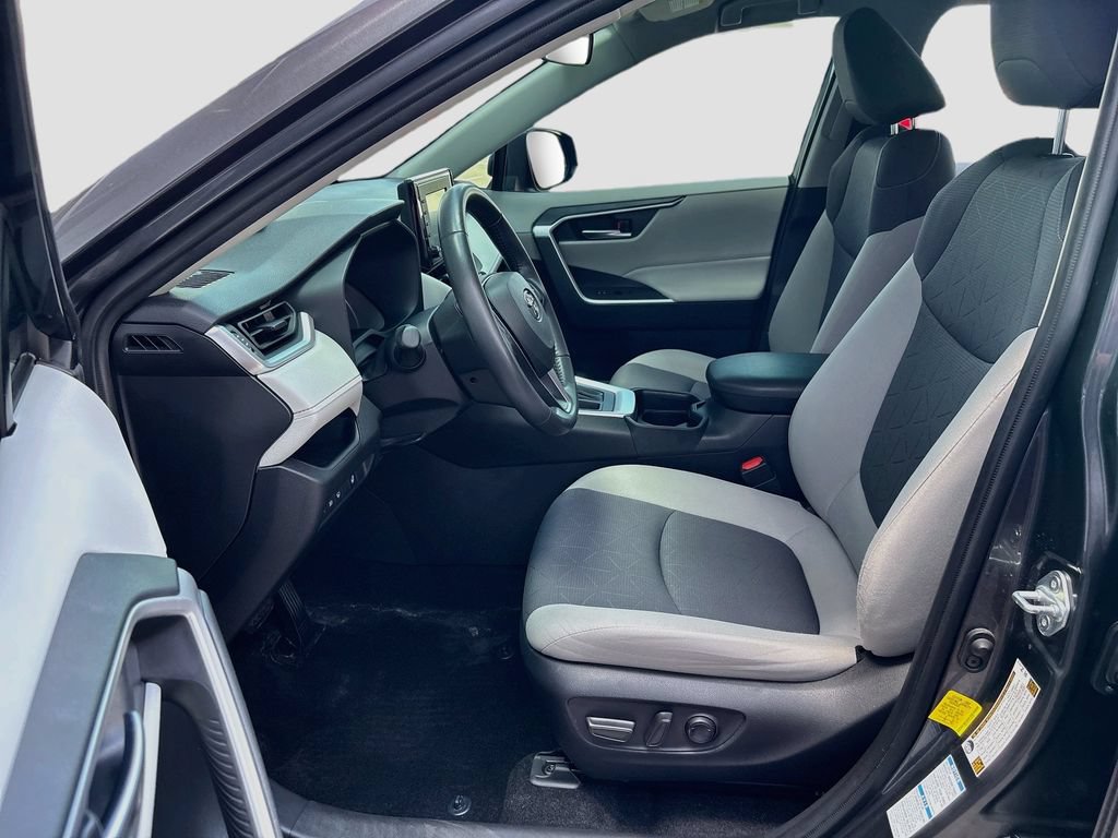 Used 2020 Toyota RAV4 XLE w/ XLE Grade Weather Package AWD/4WD image 18