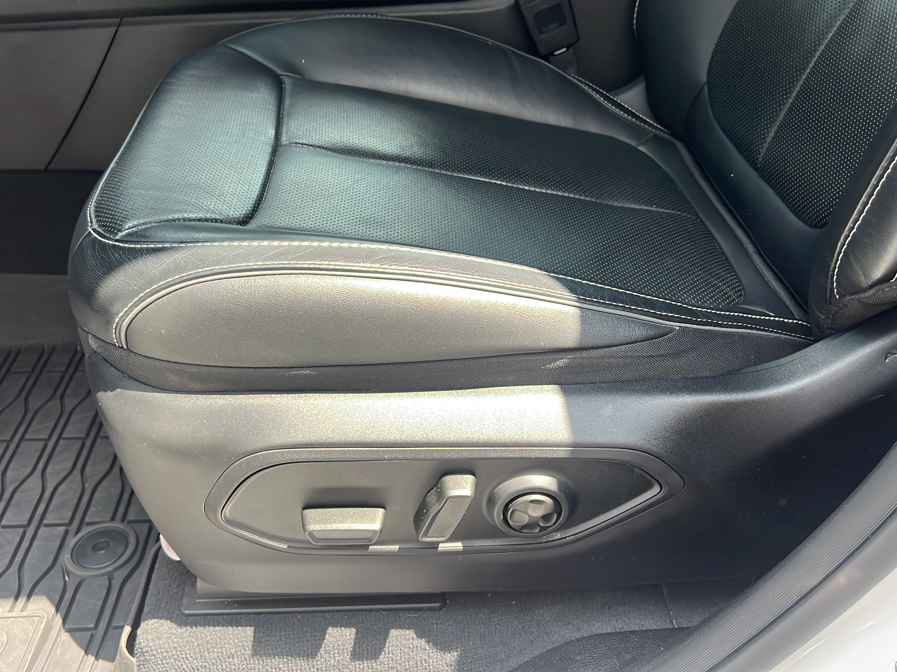 Used 2023 Jeep Grand Cherokee Overland AWD/4WD image 16