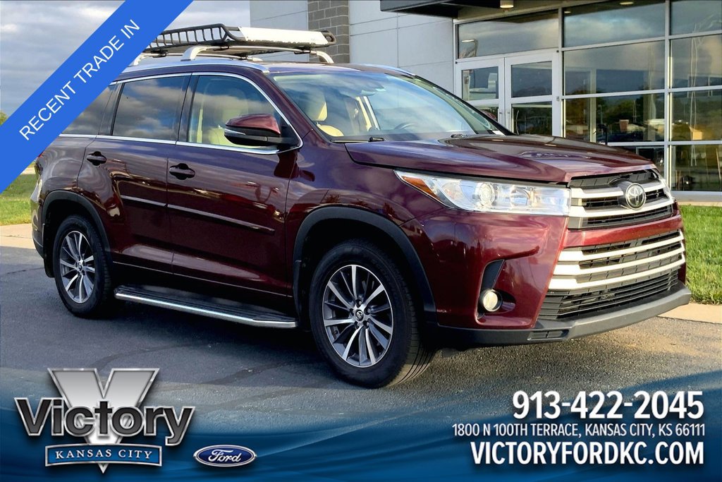 Used 2017 Toyota Highlander XLE AWD/4WD image 1
