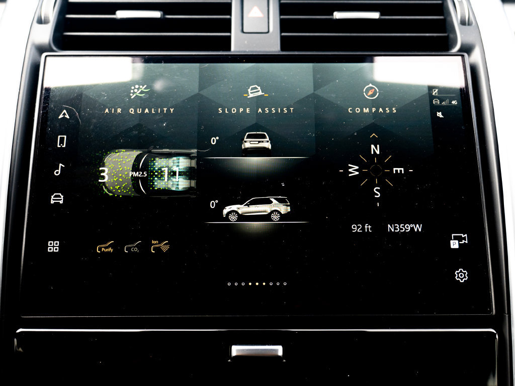Used 2024 Land Rover Discovery Dynamic SE AWD/4WD image 24