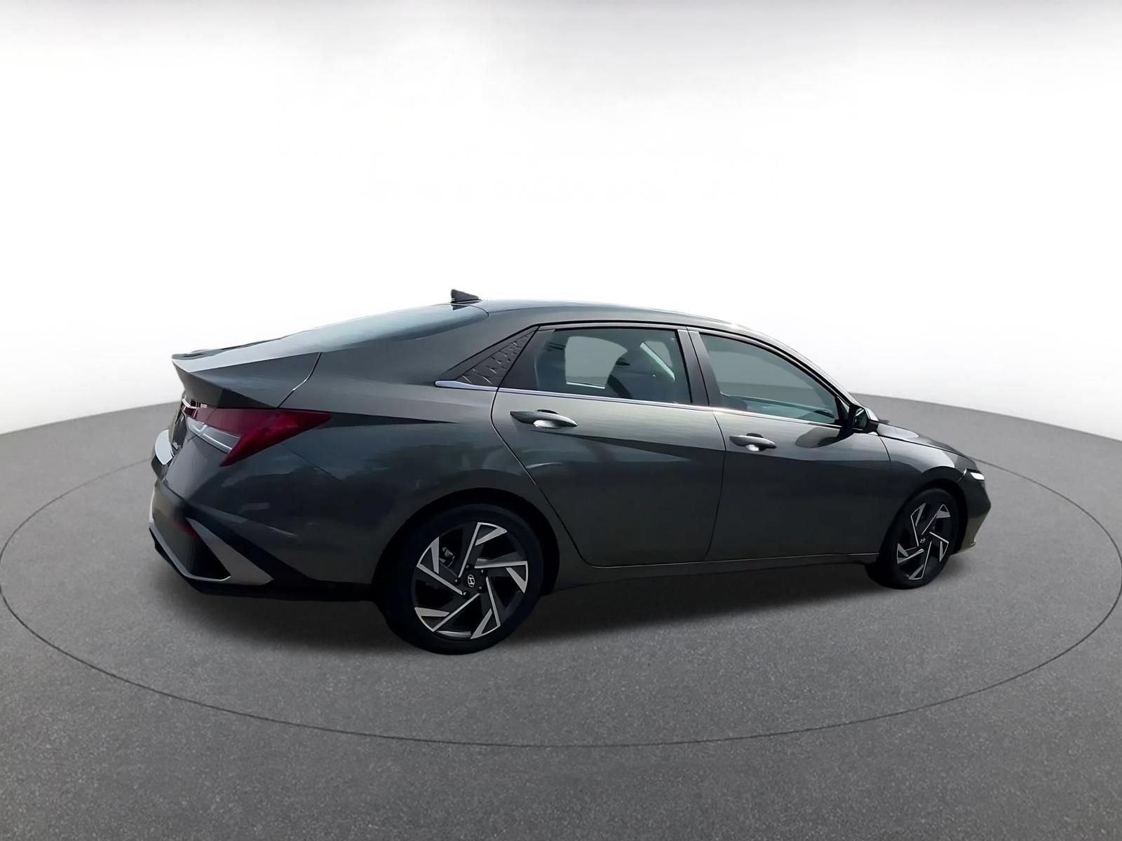 Used 2025 Hyundai Elantra Limited FWD image 15
