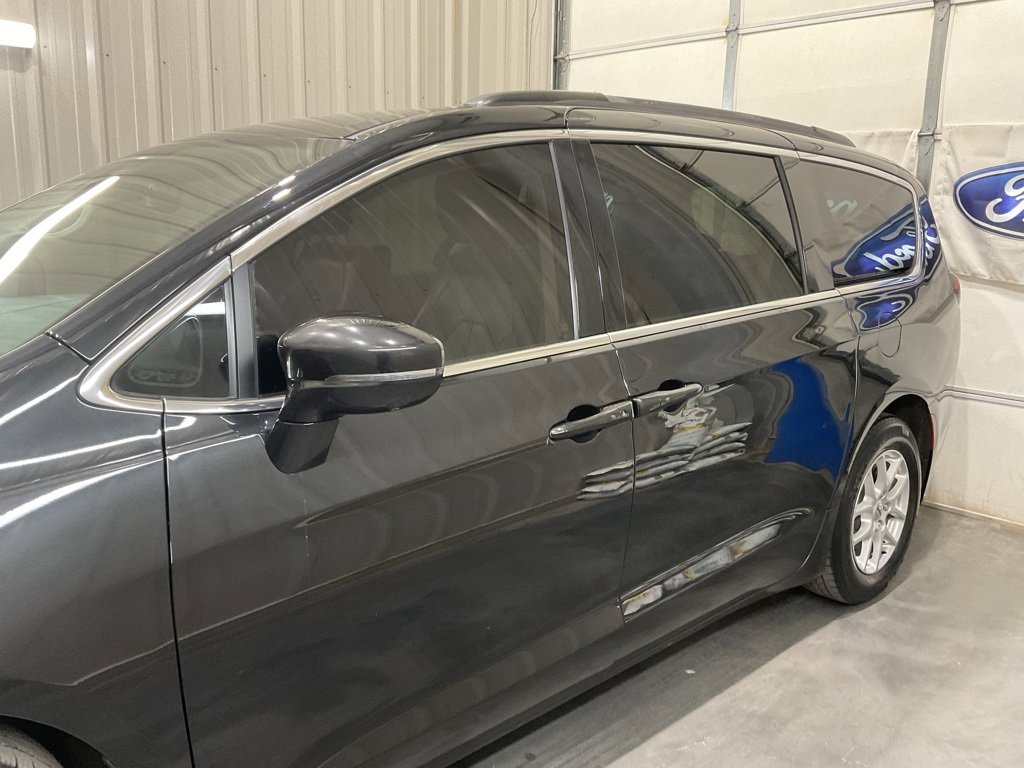 Used 2022 Chrysler Pacifica Touring-L w/ Uconnect Theater Family Group image 5