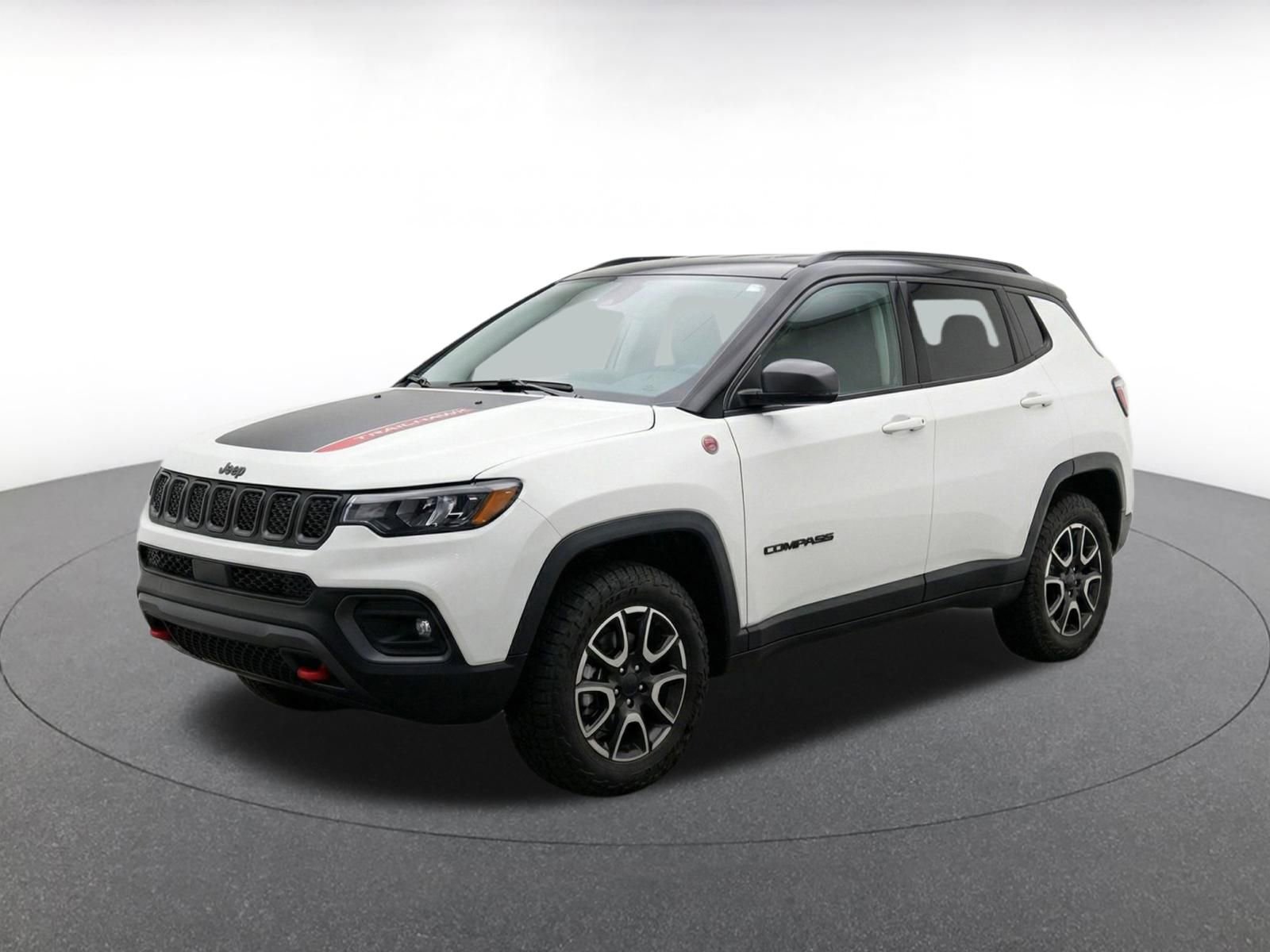 Used 2025 Jeep Compass Trailhawk AWD/4WD image 3