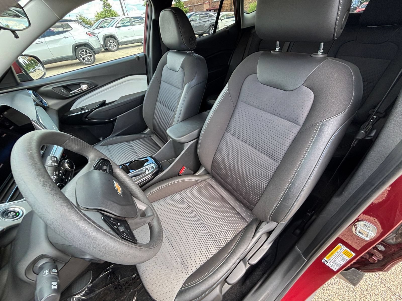 Used 2025 Chevrolet Trax LT FWD image 35