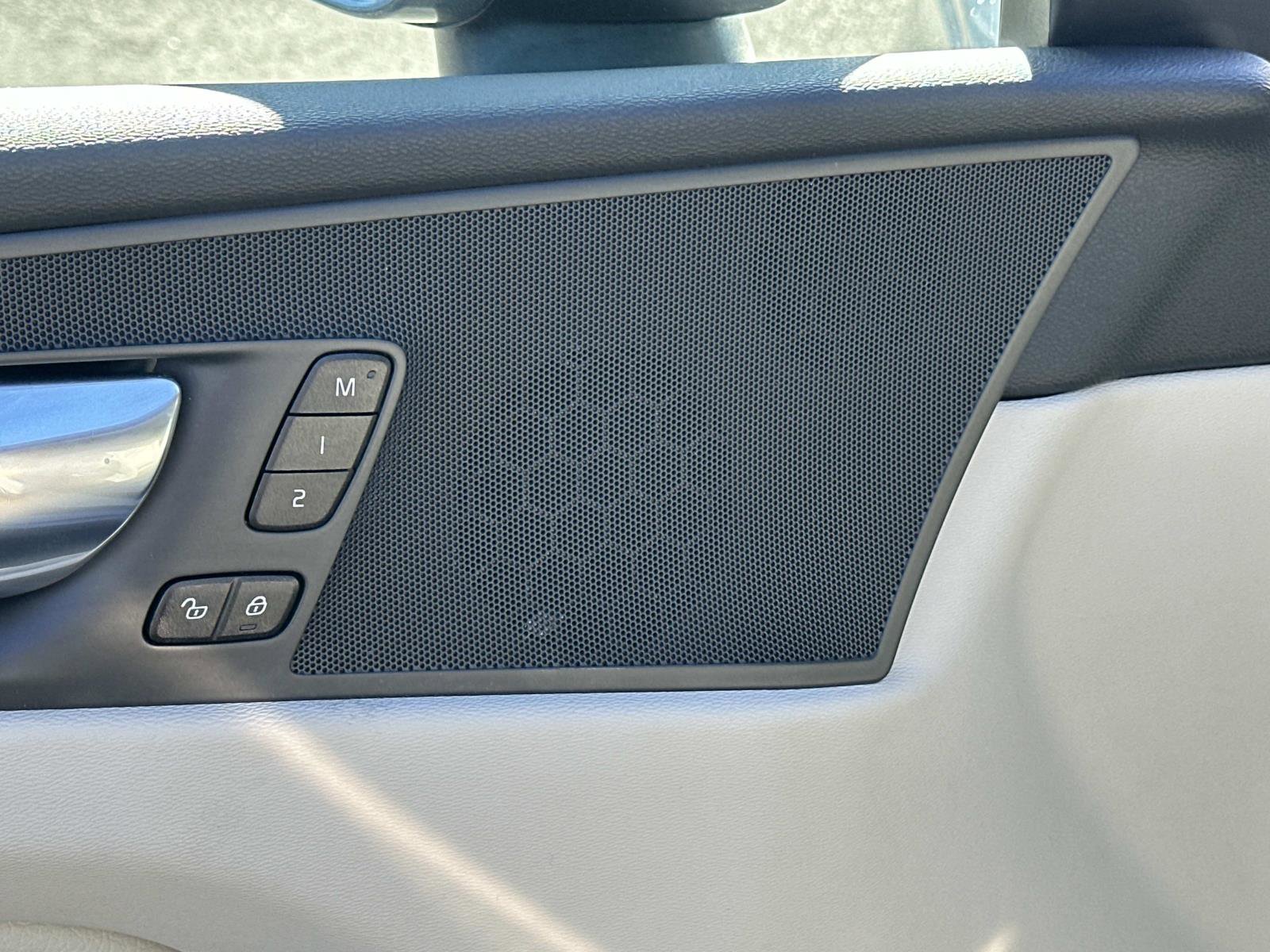 Certified 2021 Volvo XC60 T5 Momentum w/ Premium Package image 17