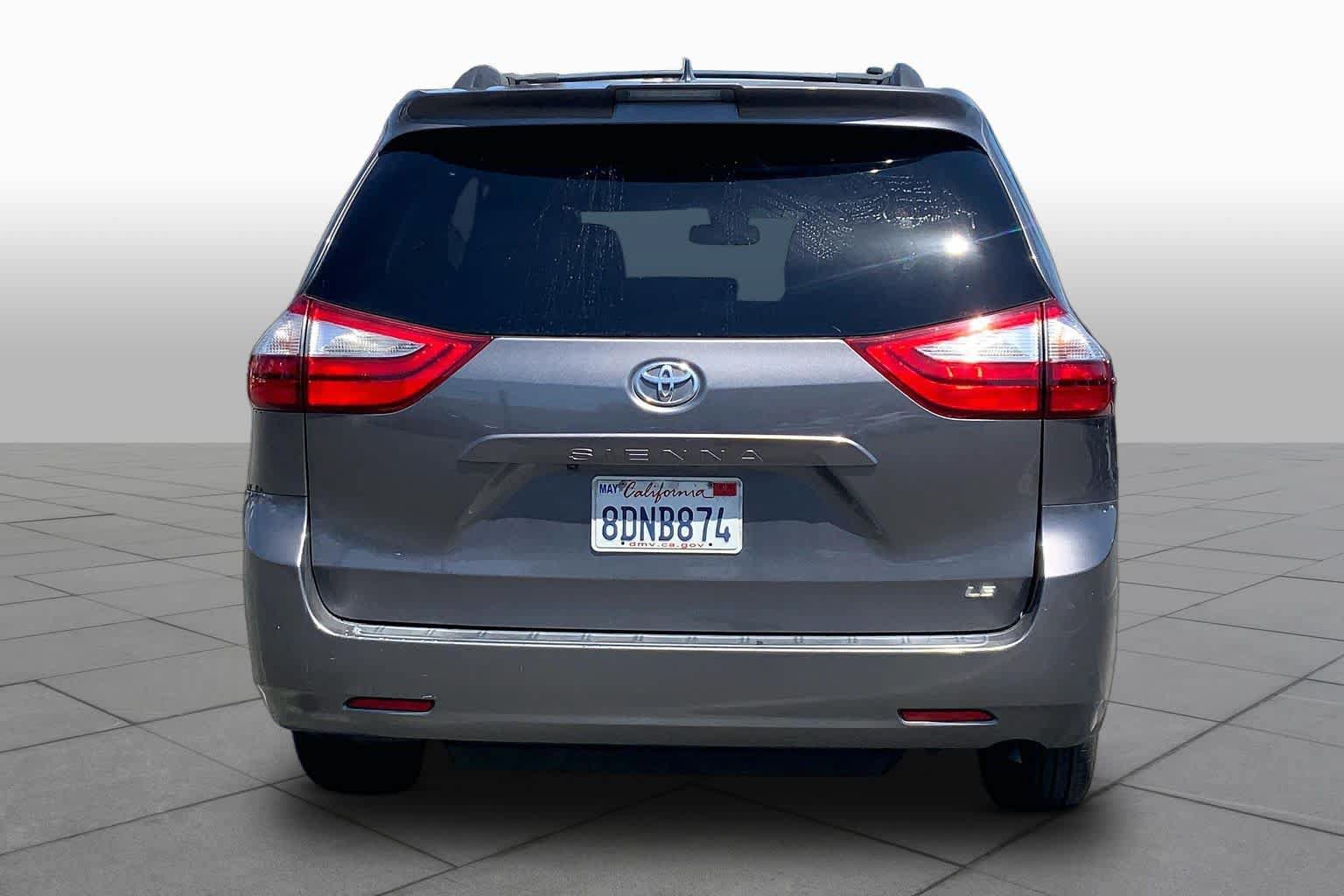 Used 2018 Toyota Sienna LE w/ Carpet Mat Package FWD image 4
