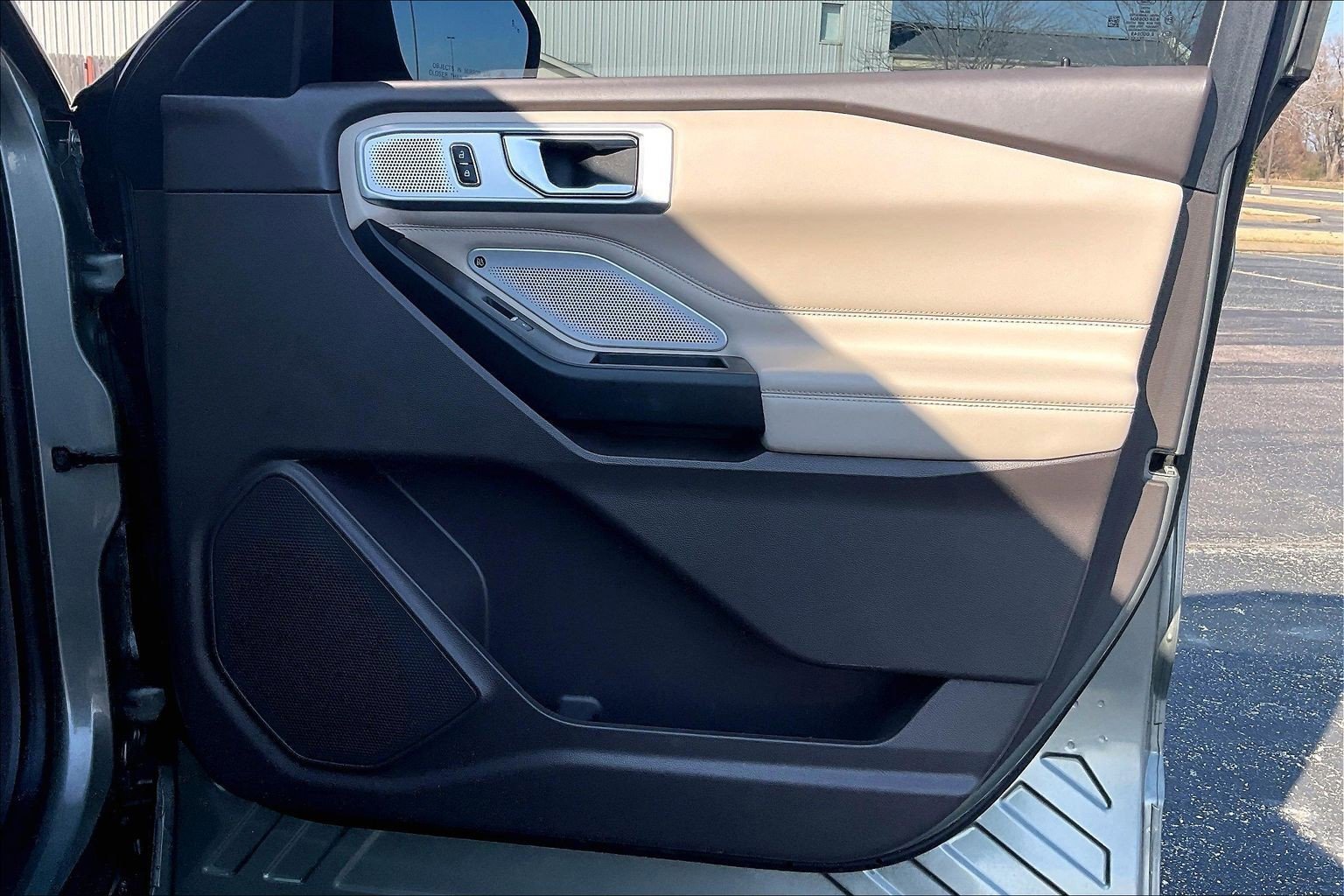 Used 2020 Ford Explorer Platinum w/ Premium Technology Package image 20