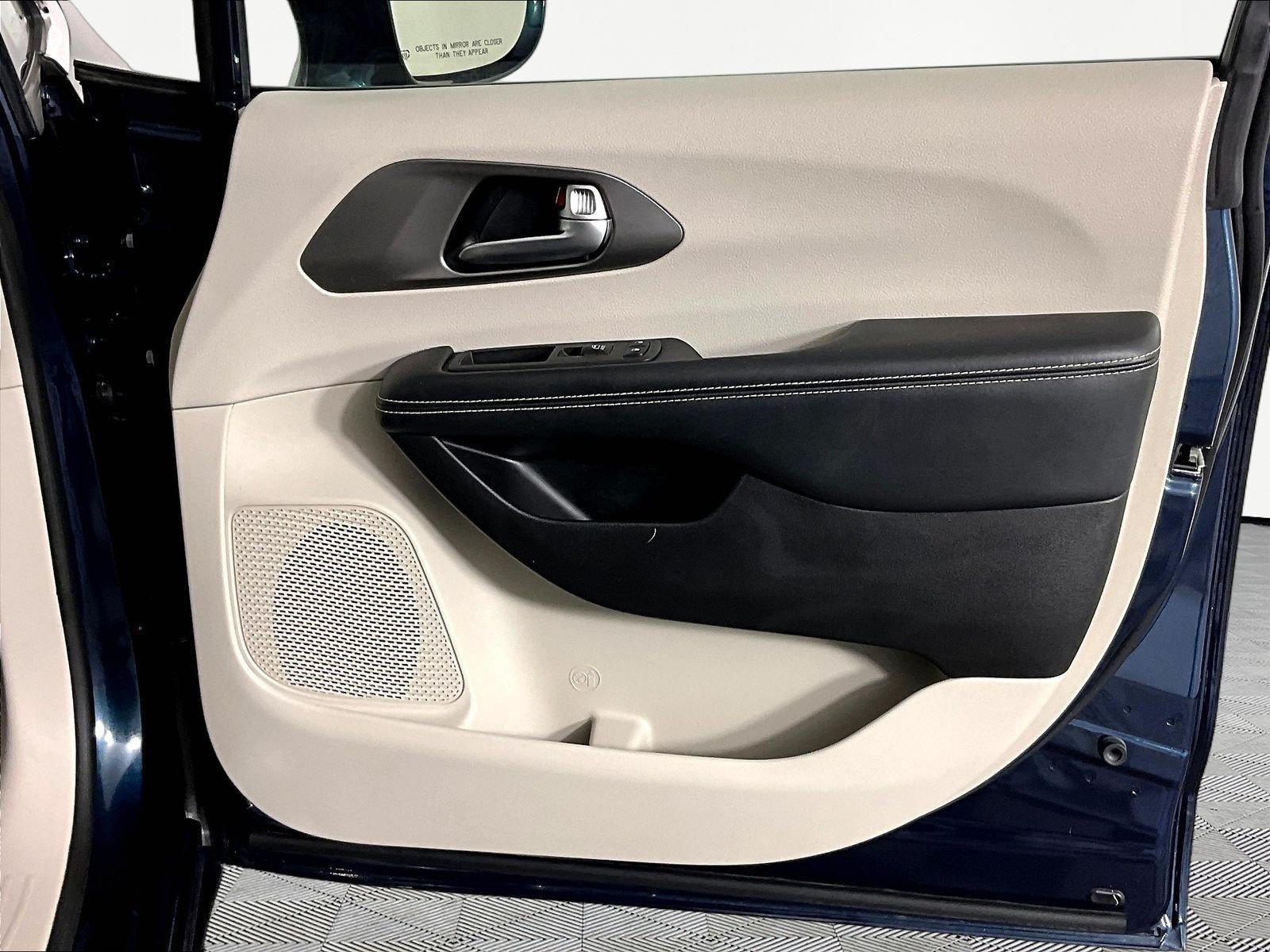 Used 2021 Chrysler Pacifica Touring-L FWD image 27
