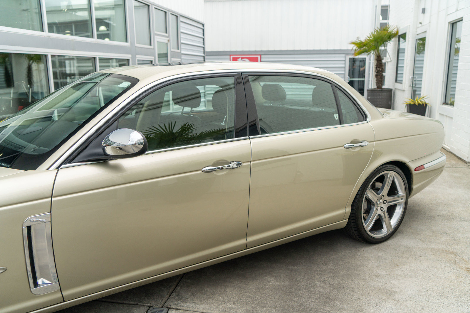 Used 2006 Jaguar XJ Vanden Plas Super V8 Portfolio RWD image 6