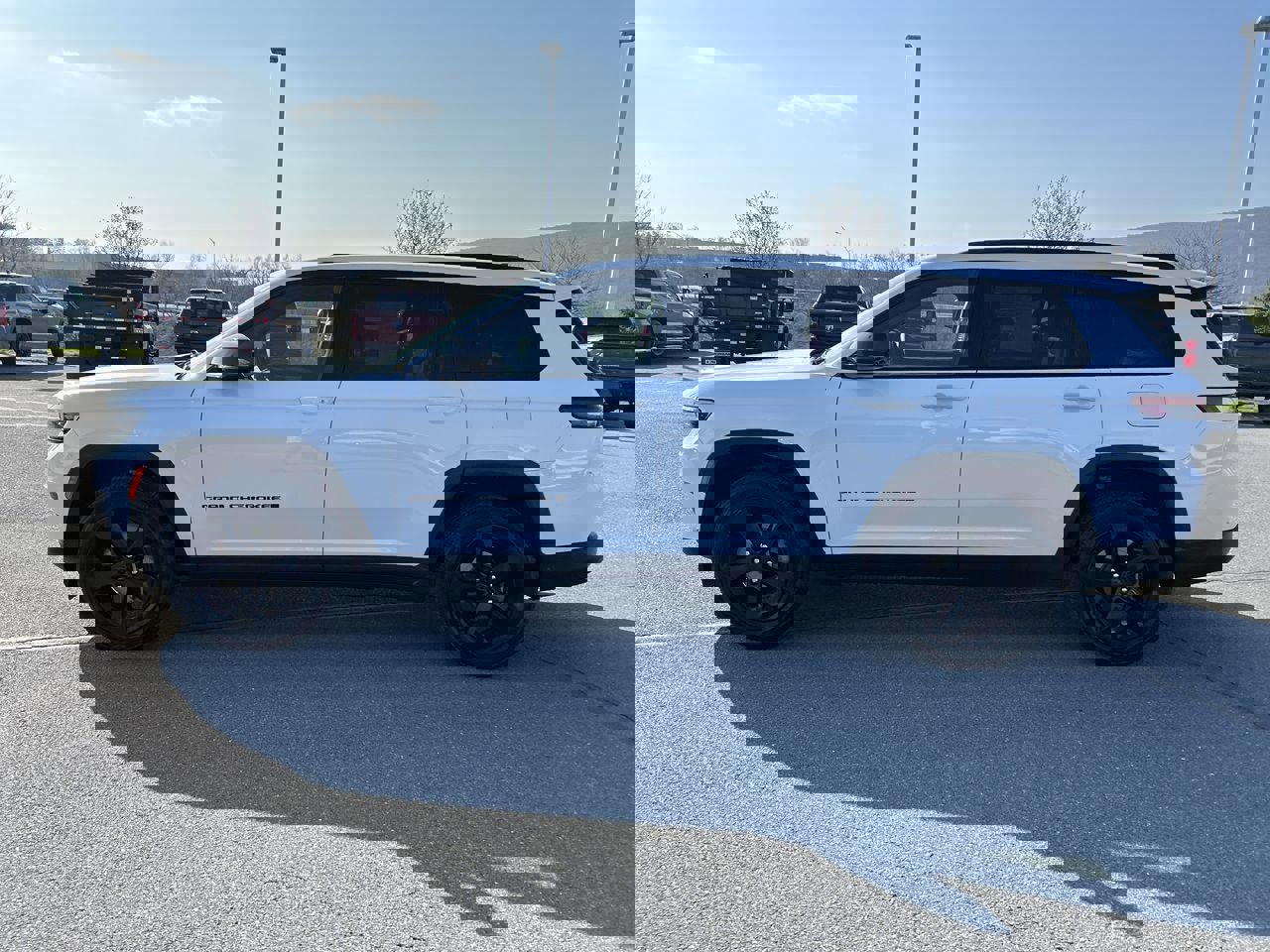 Used 2023 Jeep Grand Cherokee L Laredo image 4