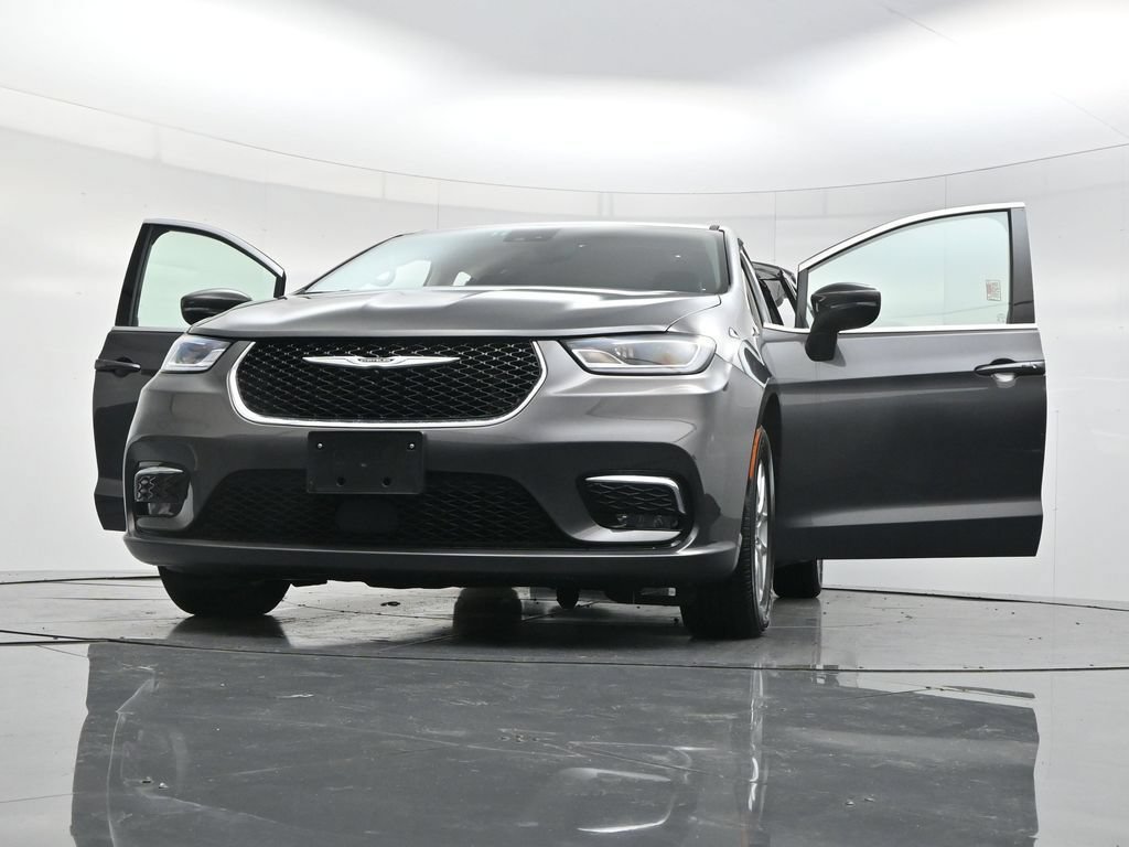 Used 2023 Chrysler Pacifica Touring-L FWD image 52