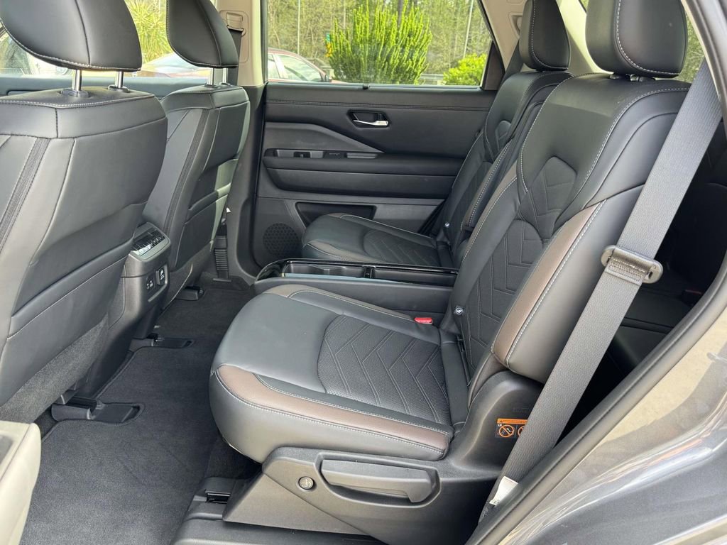 Used 2023 Nissan Pathfinder Platinum image 18