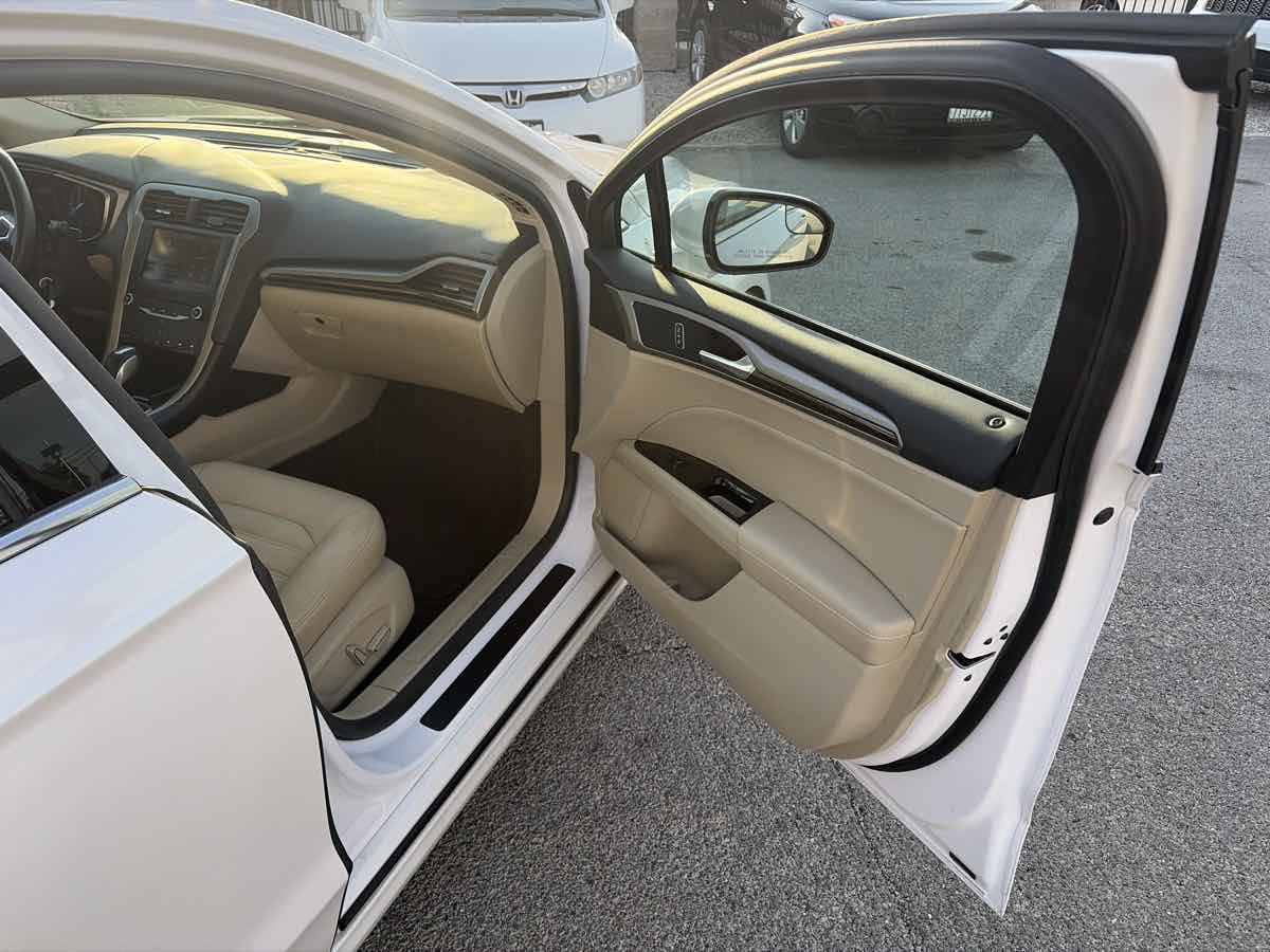 Used 2013 Ford Fusion SE FWD image 26