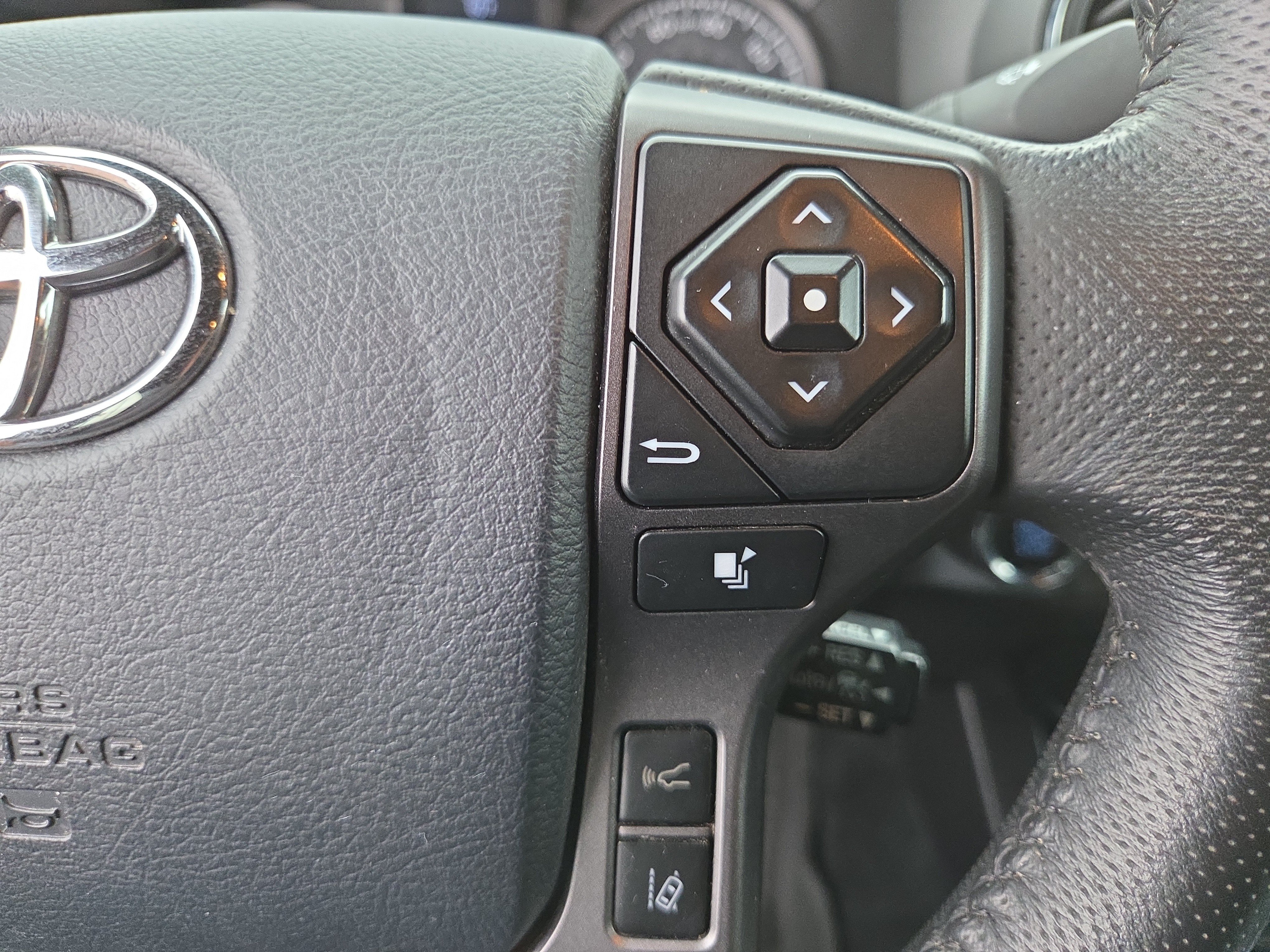 Certified 2020 Toyota Tacoma TRD Off-Road AWD/4WD image 26