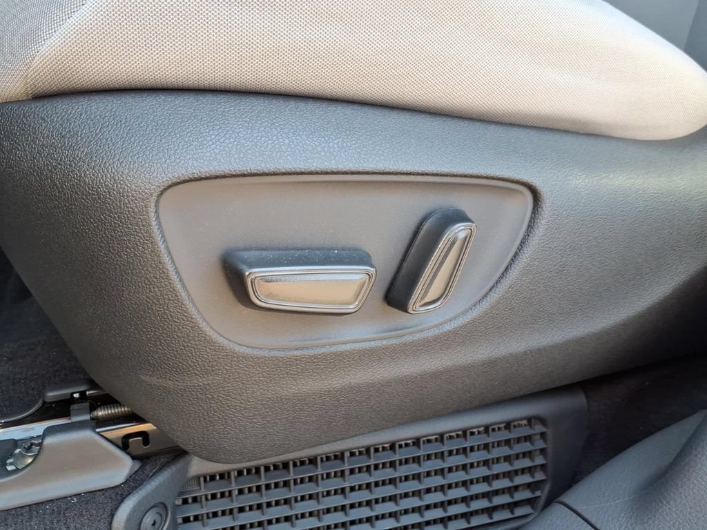 Used 2024 Toyota Sienna LE FWD image 3