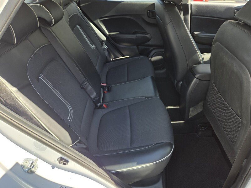 Used 2022 Hyundai Venue Limited FWD image 14