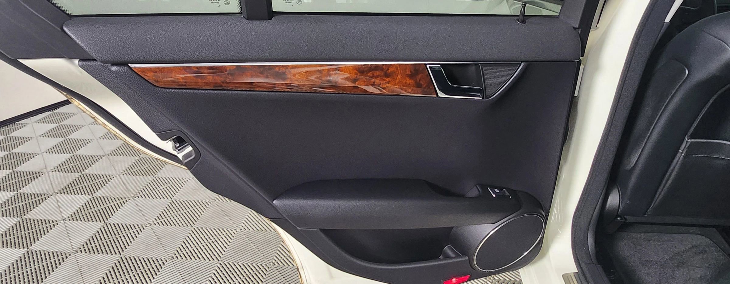 Used 2010 Mercedes-Benz C 300 C 300 Luxury Sedan 4D image 11