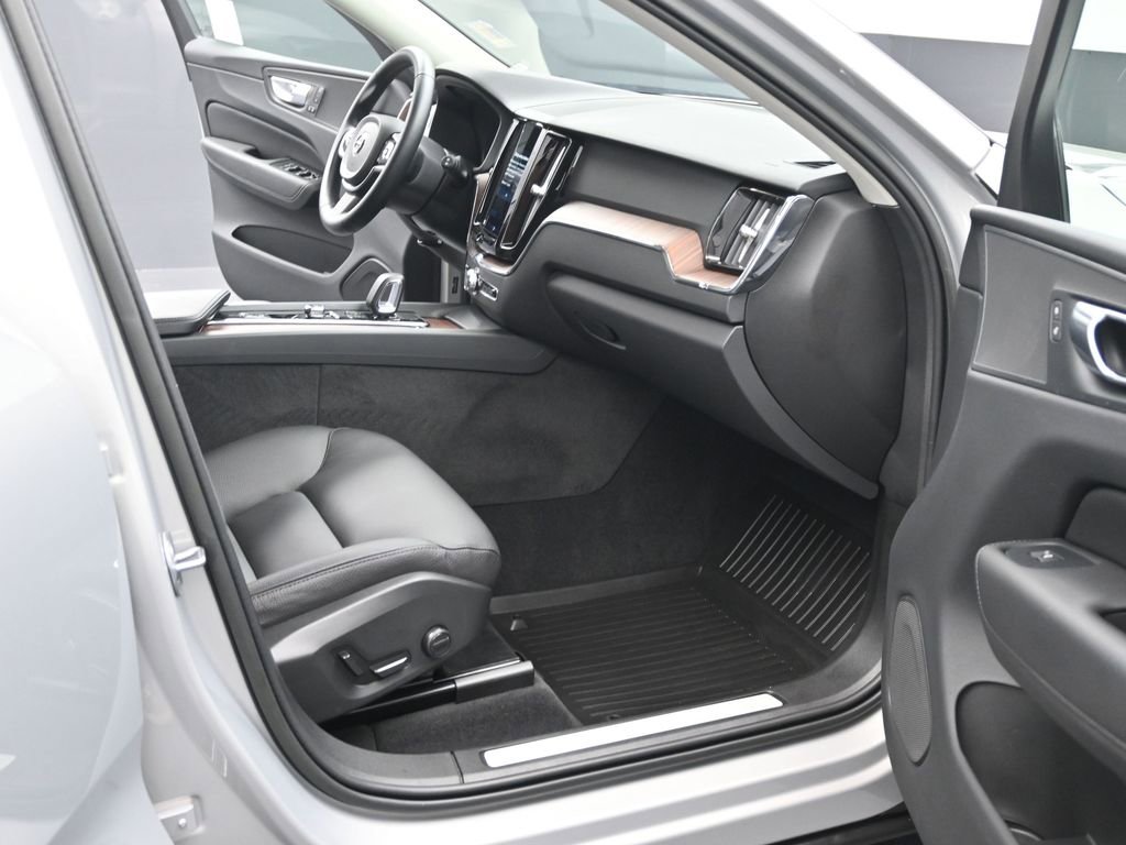 Used 2023 Volvo XC60 B5 Plus w/ Climate Package image 15