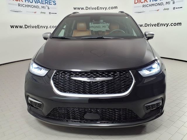 Used 2024 Chrysler Pacifica Pinnacle FWD image 2