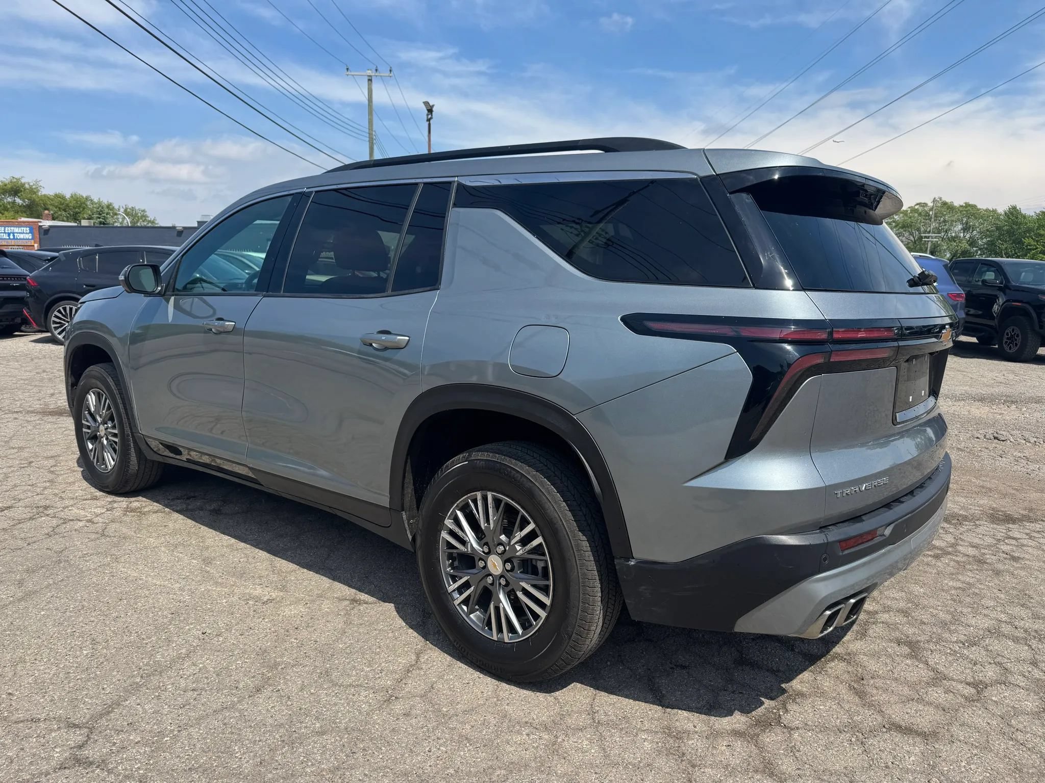 Used 2026 Chevrolet Traverse LT w/ Driver Confidence Package FWD image 3