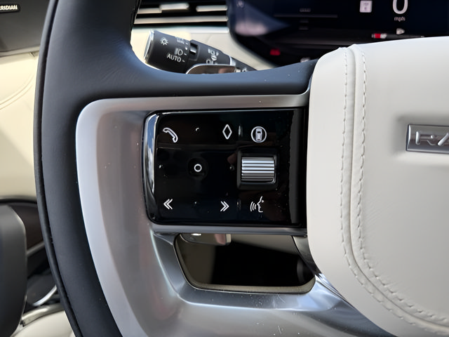 Certified 2025 Land Rover Range Rover SE AWD/4WD image 17