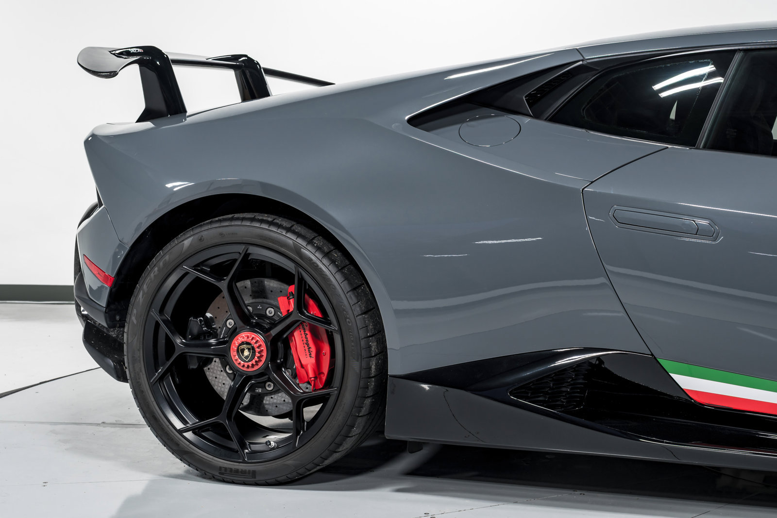 Used 2018 Lamborghini Huracan Performante AWD/4WD image 46