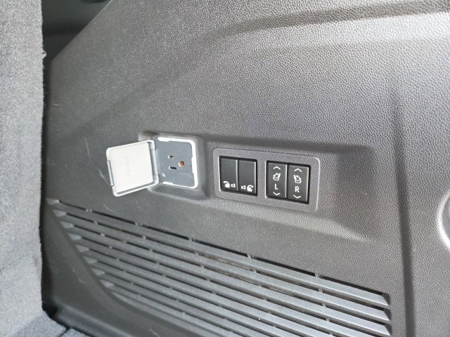 Used 2023 Chevrolet Tahoe High Country image 54