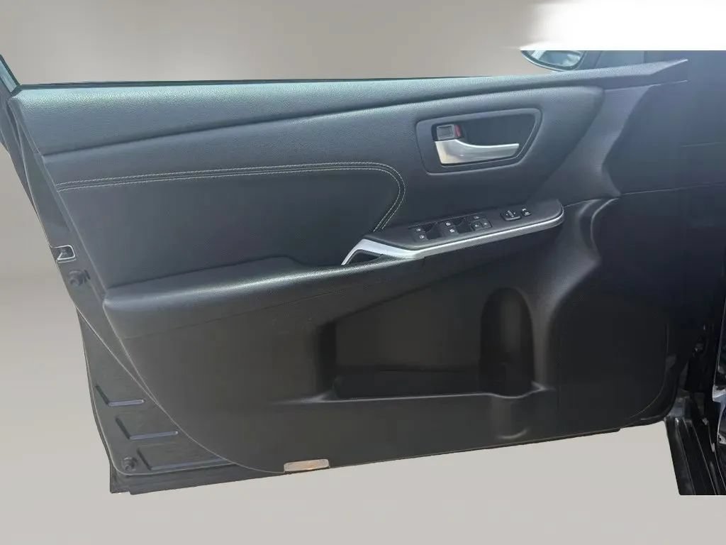 Used 2015 Toyota Camry XLE w/ Moonroof Package FWD image 28