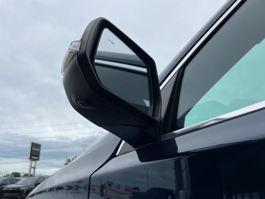 Used 2022 Chevrolet Traverse LT FWD image 15