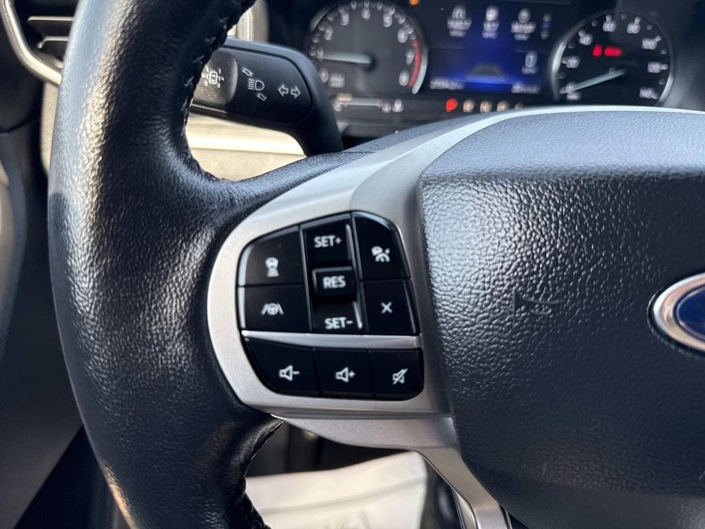 Used 2022 Ford Explorer XLT w/ Equipment Group 202A AWD/4WD image 31