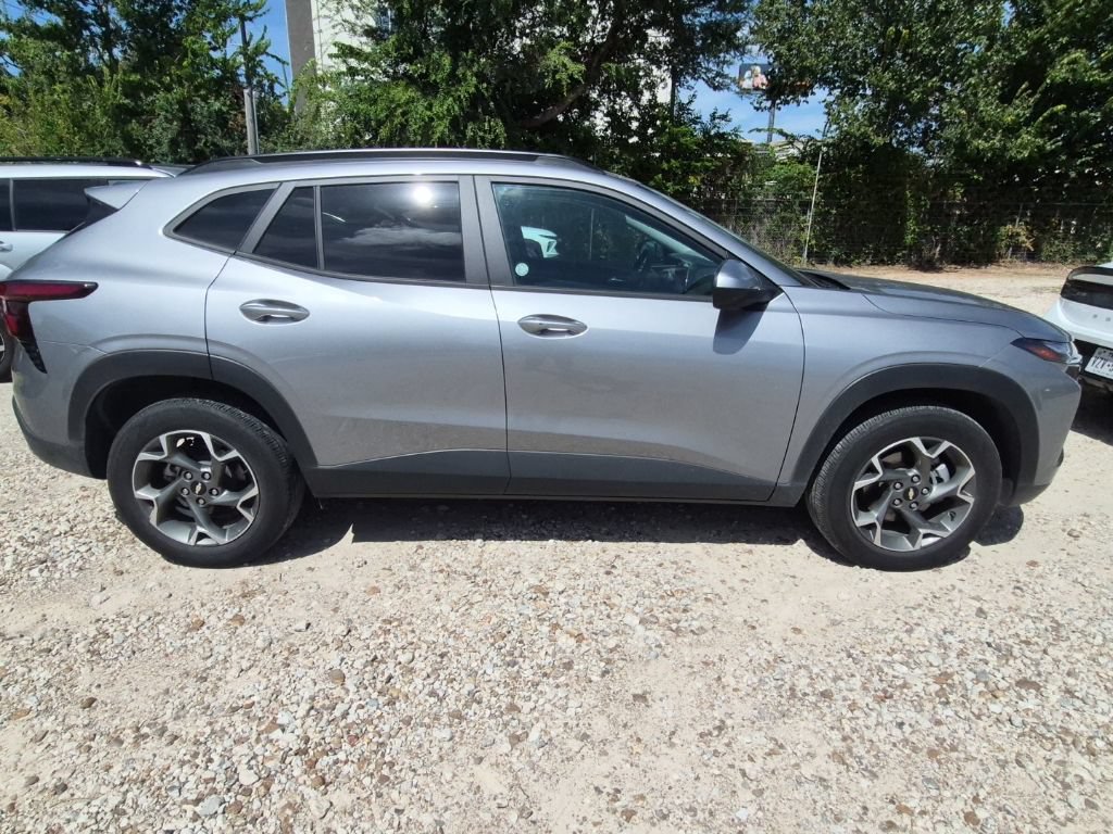Used 2025 Chevrolet Trax LT w/ LT Convenience Package FWD image 5