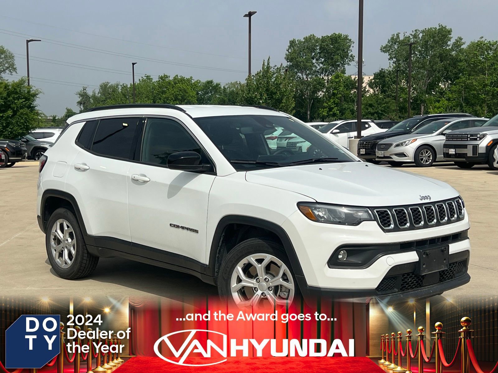 Used 2024 Jeep Compass Latitude AWD/4WD image 1
