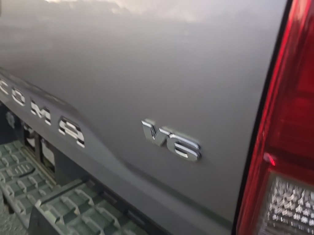 Used 2017 Toyota Tacoma TRD Sport w/ Premium & Technology Package image 6