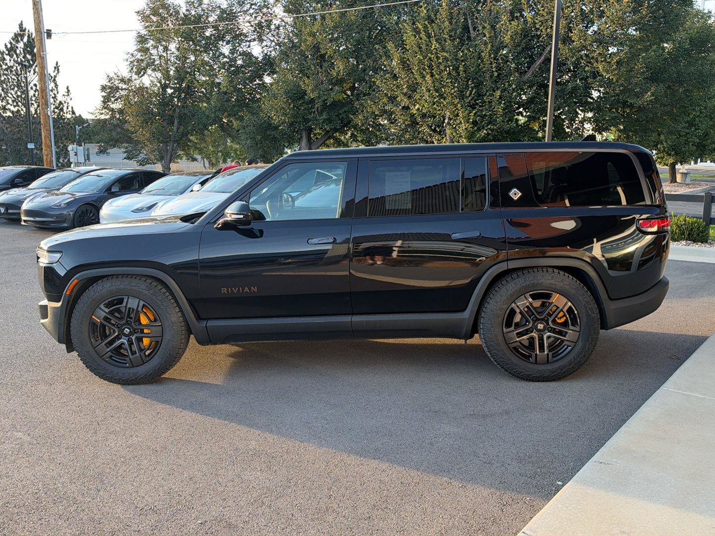 Used 2026 Rivian R1S Premium Tri AWD/4WD image 5