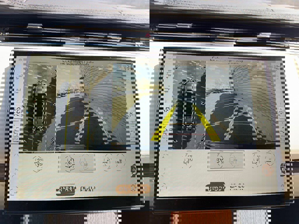 Used 2025 Land Rover Range Rover SE image 32