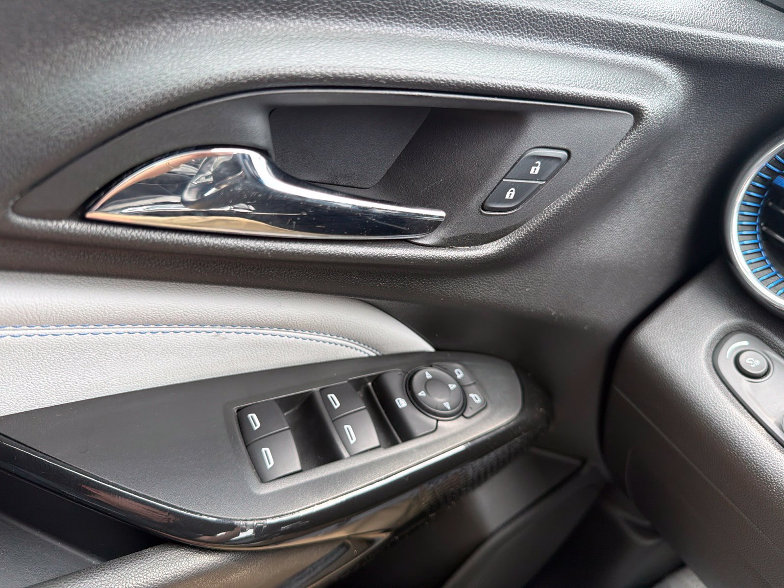 Used 2025 Chevrolet Trax LT w/ Driver Confidence Package FWD image 19