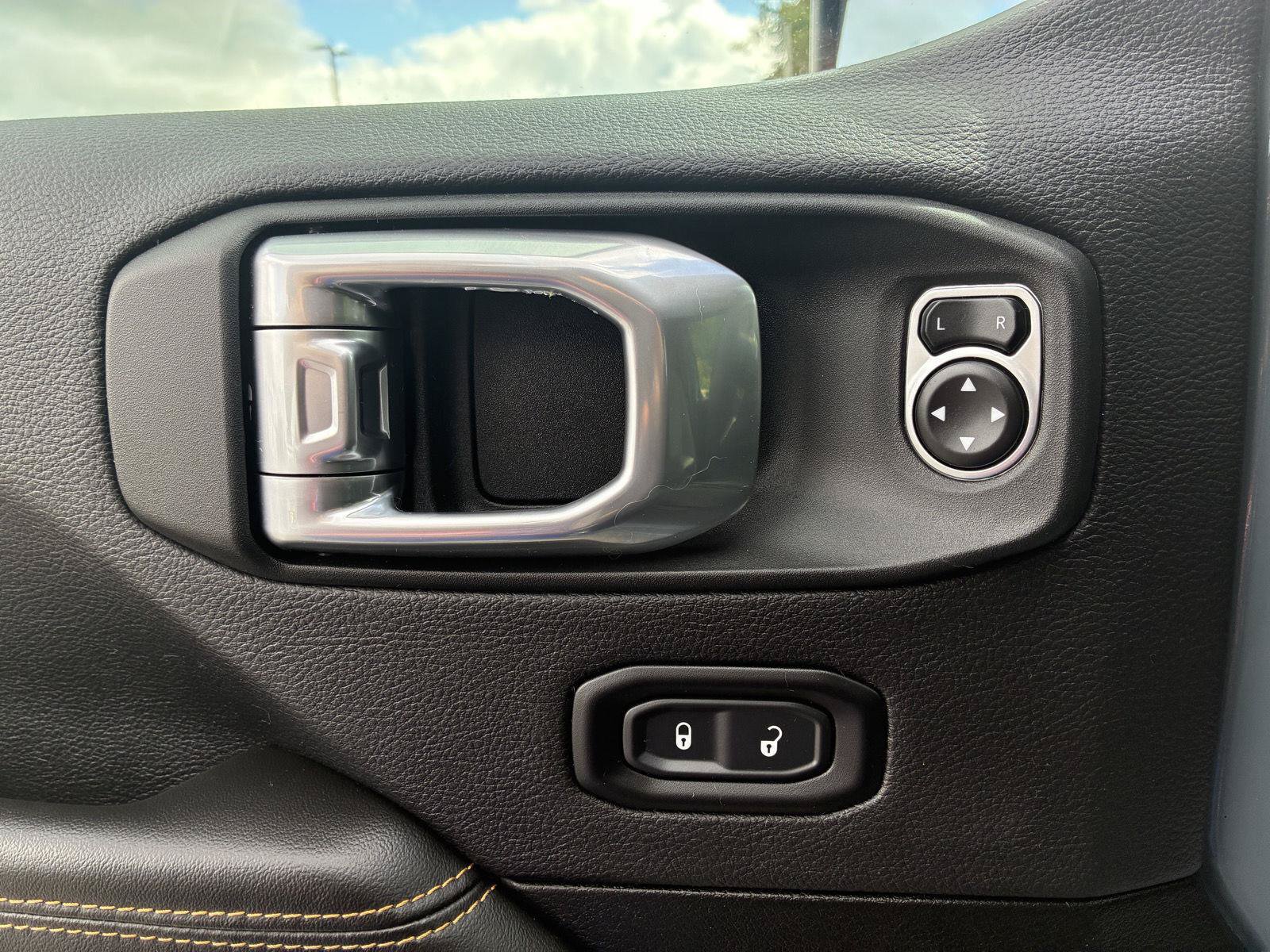 Used 2024 Jeep Wrangler Unlimited Sahara AWD/4WD image 19