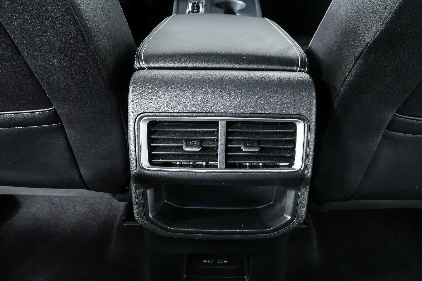 Certified 2024 Volkswagen Atlas Cross Sport SE FWD image 22