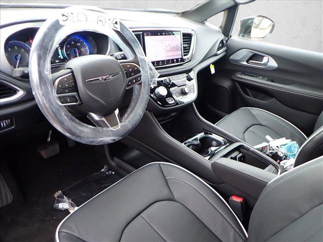 New 2026 Chrysler Pacifica Limited w/ Uconnect Theater Family Group image 13