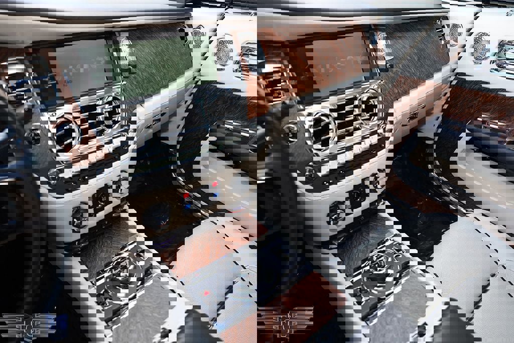 Used 2017 Rolls-Royce Dawn Convertible image 24