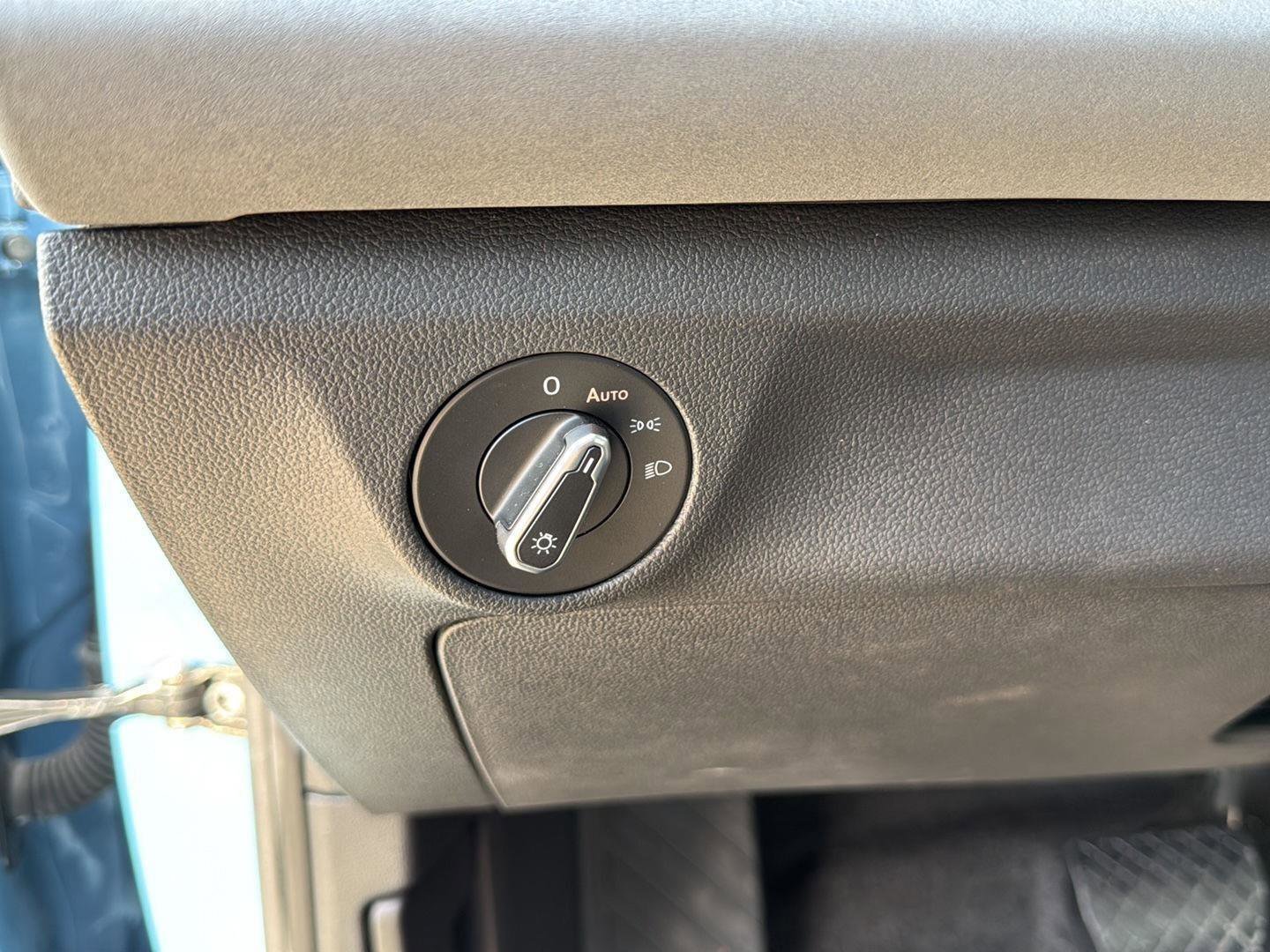 Used 2025 Volkswagen Jetta SE w/ Sunroof Package image 13