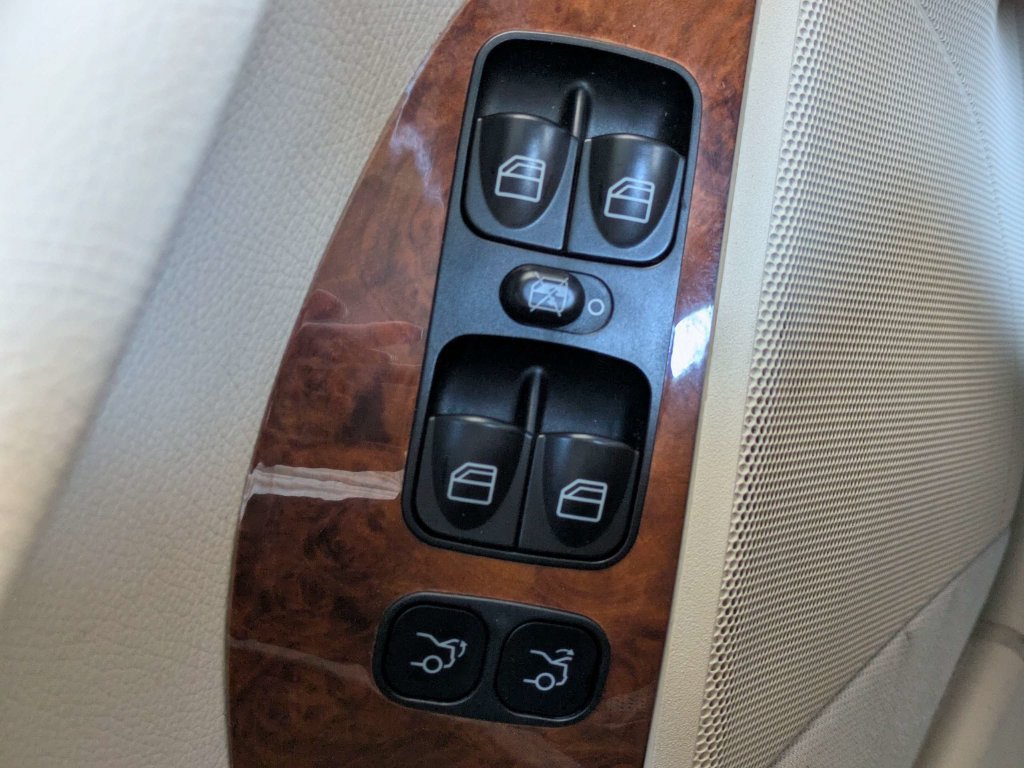 Used 2009 Mercedes-Benz CLK 550 Cabriolet w/ Premium II Pkg image 21