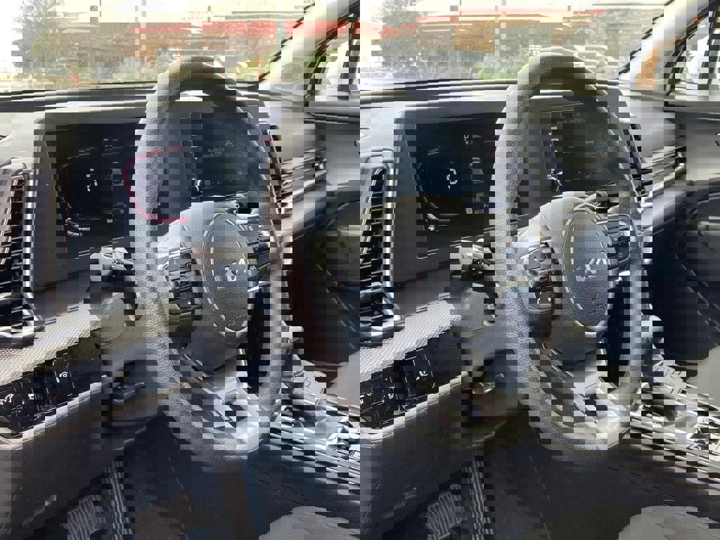 Used 2024 Kia Sportage LX image 8