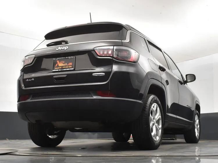 Used 2024 Jeep Compass Latitude AWD/4WD image 13