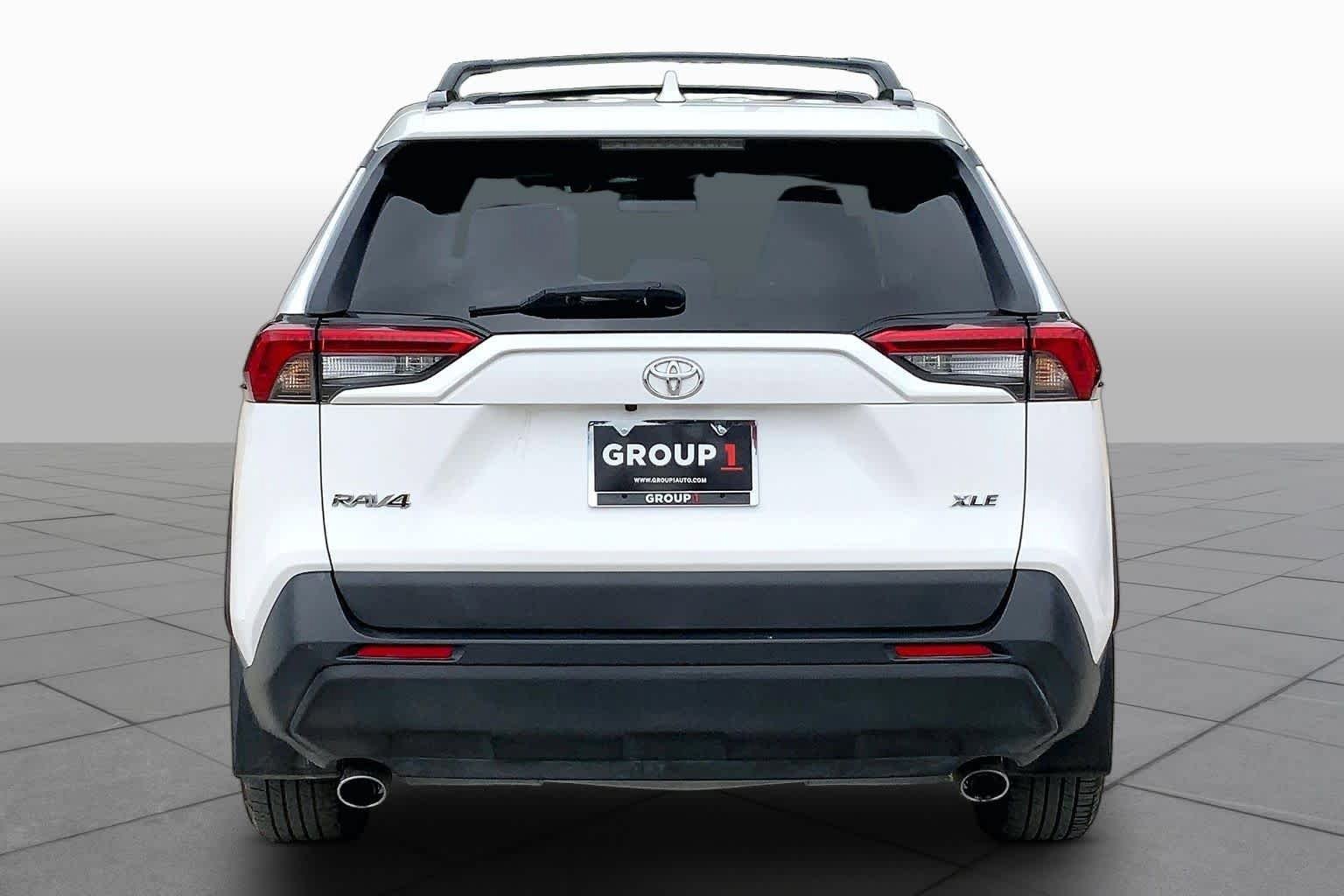 Used 2021 Toyota RAV4 XLE w/ Convenience Package FWD image 5