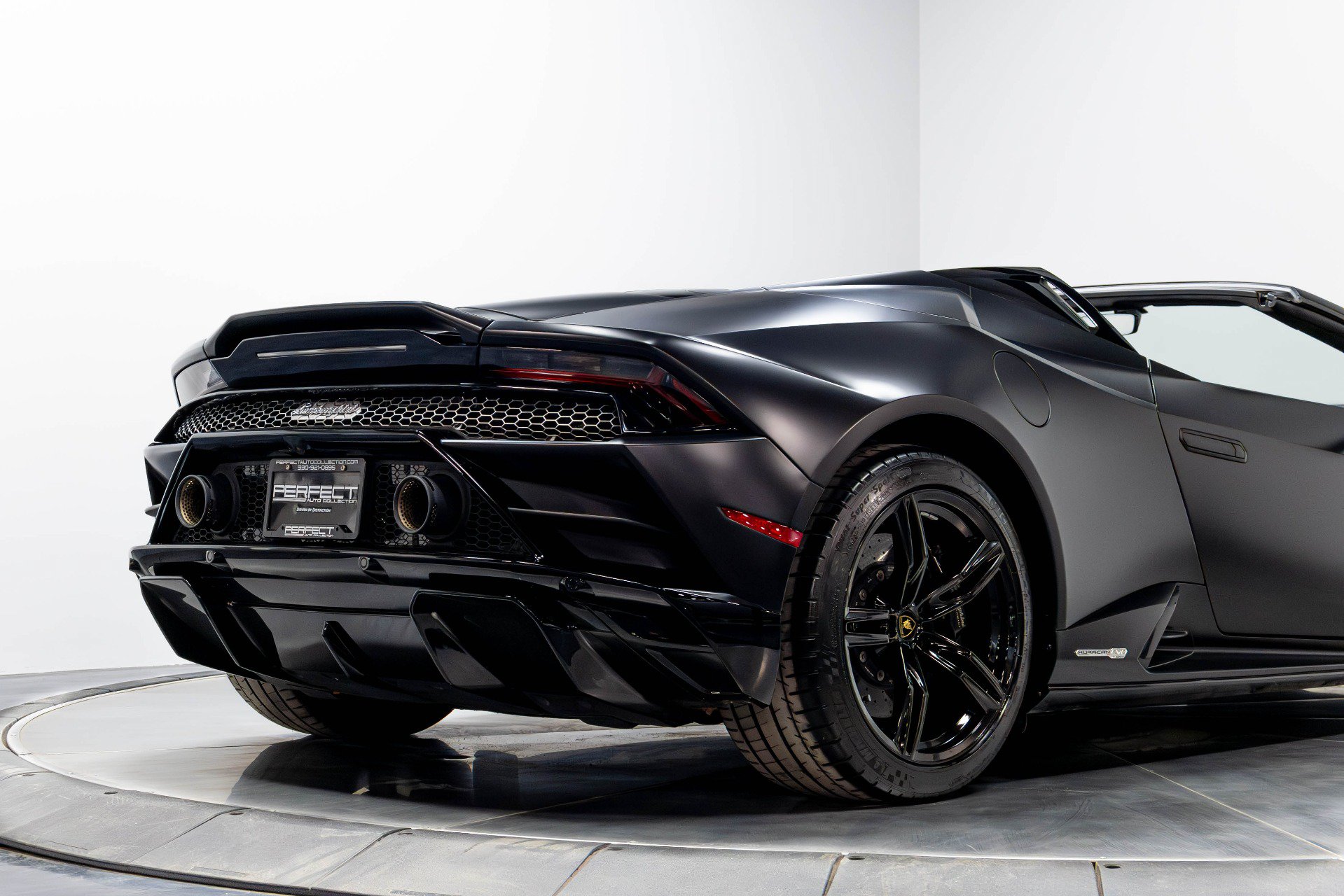 Used 2021 Lamborghini Huracan EVO RWD image 19