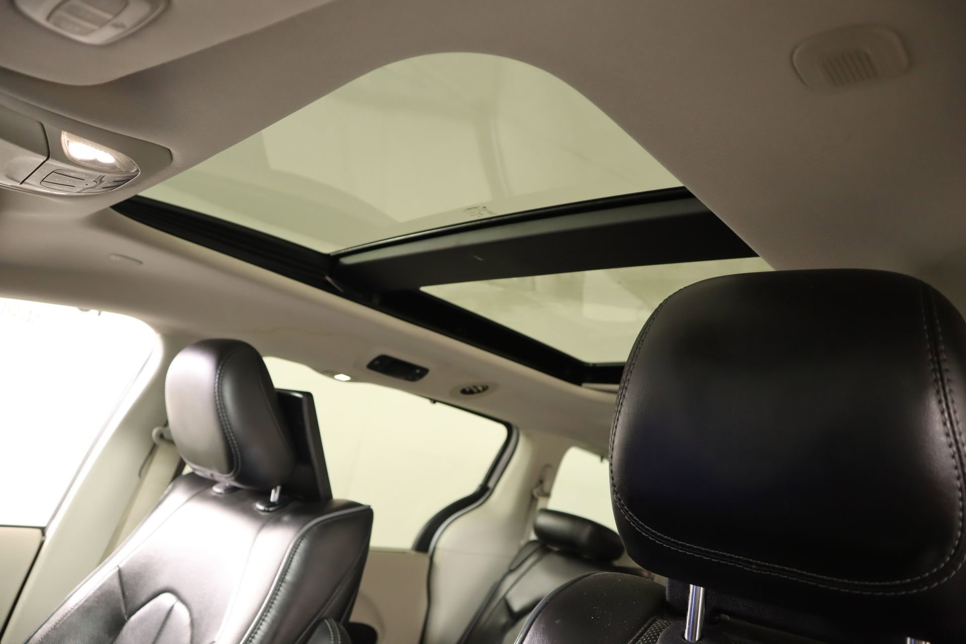 Used 2017 Chrysler Pacifica Limited w/ UConnect Theater Package image 18