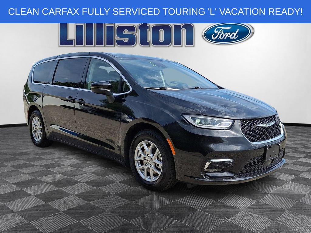 Used 2023 Chrysler Pacifica Touring-L FWD image 3