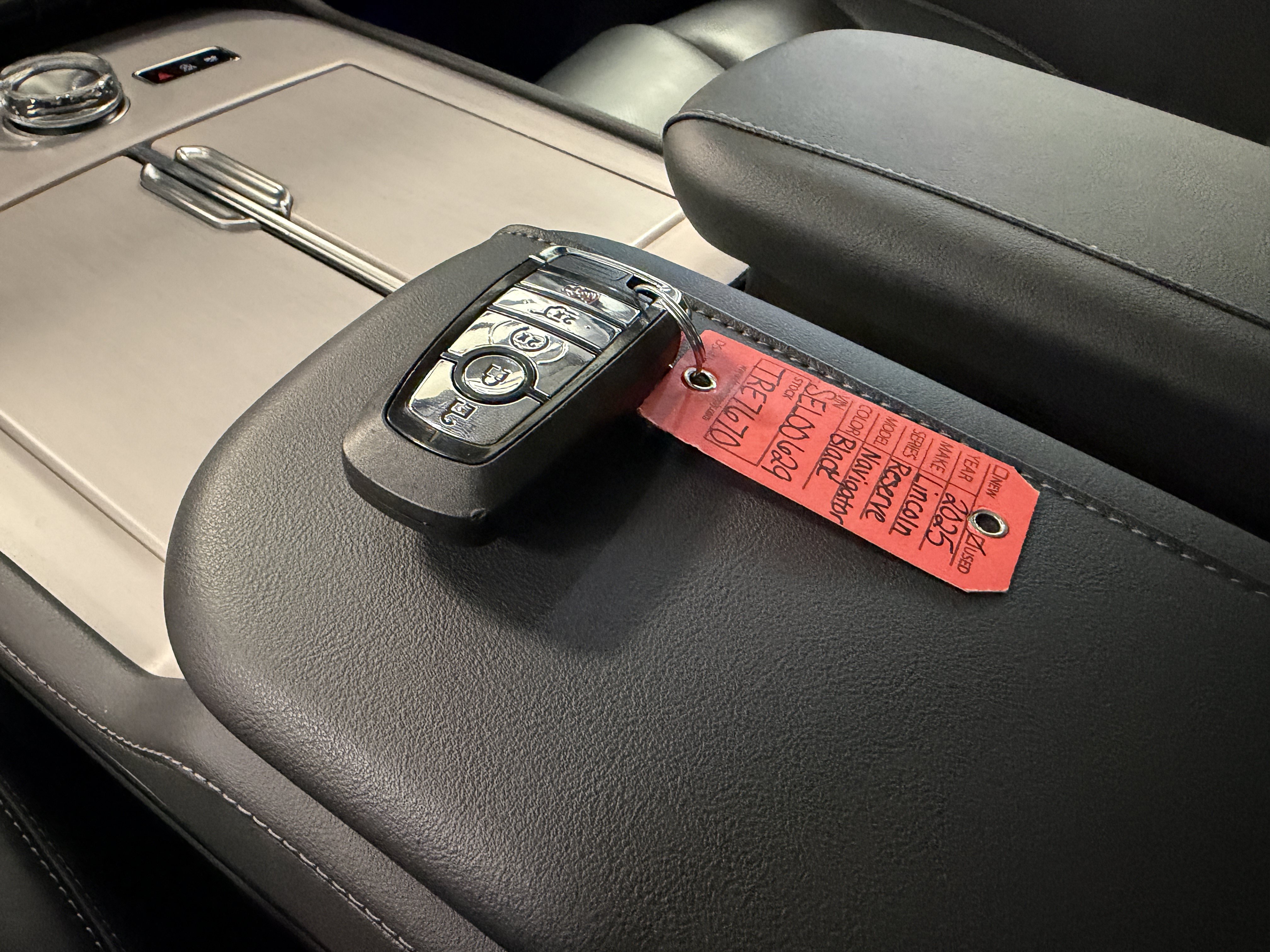 Used 2025 Lincoln Navigator Reserve AWD/4WD image 18