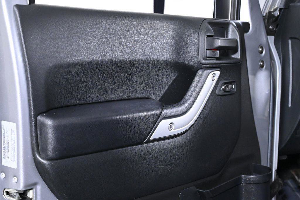 Used 2016 Jeep Wrangler Unlimited Sahara image 36